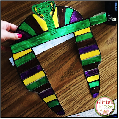 Looking for Ancient Egypt activities, printables, and projects for your students? Check out this craft to make an Egyptian headdress!